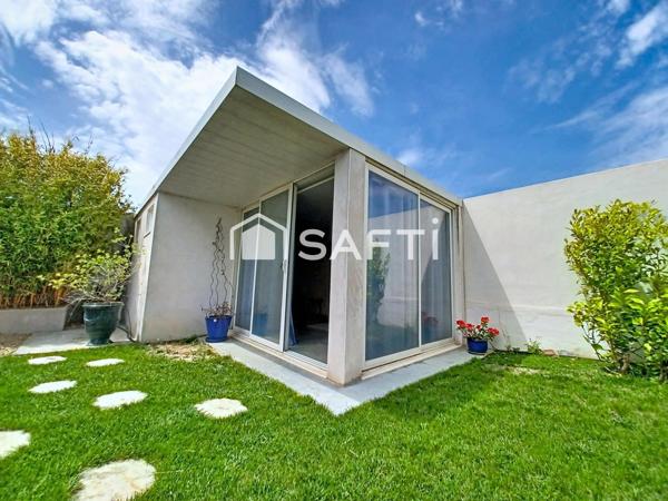 Villa contemporaine de plain pied d,environ 110 m² + dépendance de 13 m² sur un terrain de 705 m² - piscine, cuisine d'été, jardin, garage.