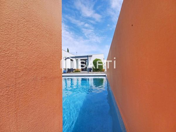 Villa contemporaine de plain pied d,environ 110 m² + dépendance de 13 m² sur un terrain de 705 m² - piscine, cuisine d'été, jardin, garage.