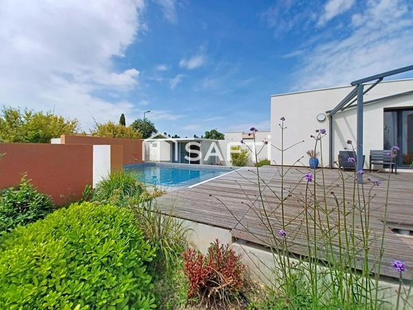 Villa contemporaine de plain pied d,environ 110 m² + dépendance de 13 m² sur un terrain de 705 m² - piscine, cuisine d'été, jardin, garage.