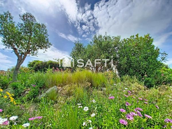 Villa contemporaine de plain pied d,environ 110 m² + dépendance de 13 m² sur un terrain de 705 m² - piscine, cuisine d'été, jardin, garage.
