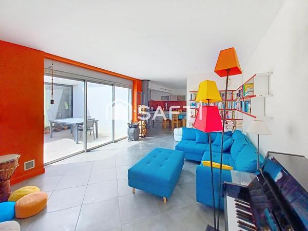 Villa contemporaine de plain pied d,environ 110 m² + dépendance de 13 m² sur un terrain de 705 m² - piscine, cuisine d'été, jardin, garage.