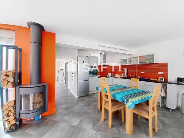 Villa contemporaine de plain pied d,environ 110 m² + dépendance de 13 m² sur un terrain de 705 m² - piscine, cuisine d'été, jardin, garage.