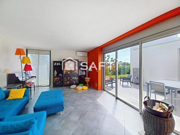 Villa contemporaine de plain pied d,environ 110 m² + dépendance de 13 m² sur un terrain de 705 m² - piscine, cuisine d'été, jardin, garage.