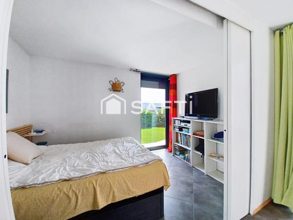 Villa contemporaine de plain pied d,environ 110 m² + dépendance de 13 m² sur un terrain de 705 m² - piscine, cuisine d'été, jardin, garage.