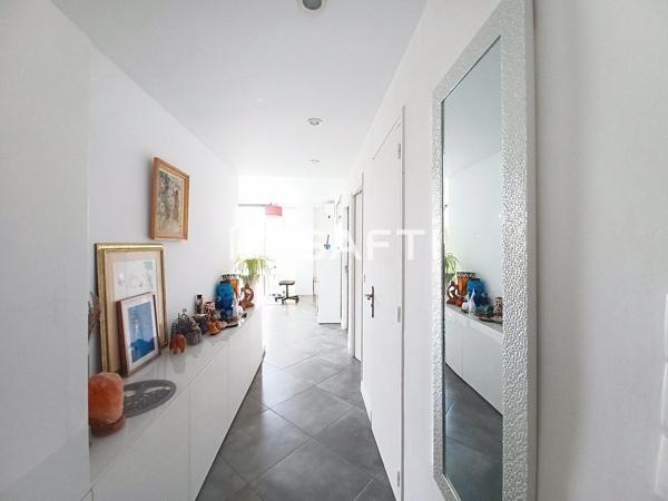 Villa contemporaine de plain pied d,environ 110 m² + dépendance de 13 m² sur un terrain de 705 m² - piscine, cuisine d'été, jardin, garage.