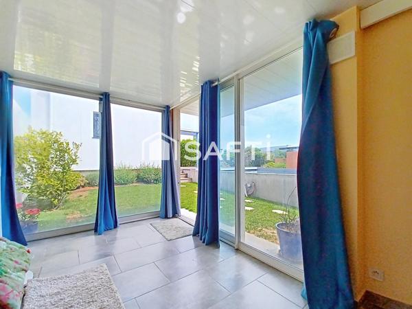 Villa contemporaine de plain pied d,environ 110 m² + dépendance de 13 m² sur un terrain de 705 m² - piscine, cuisine d'été, jardin, garage.