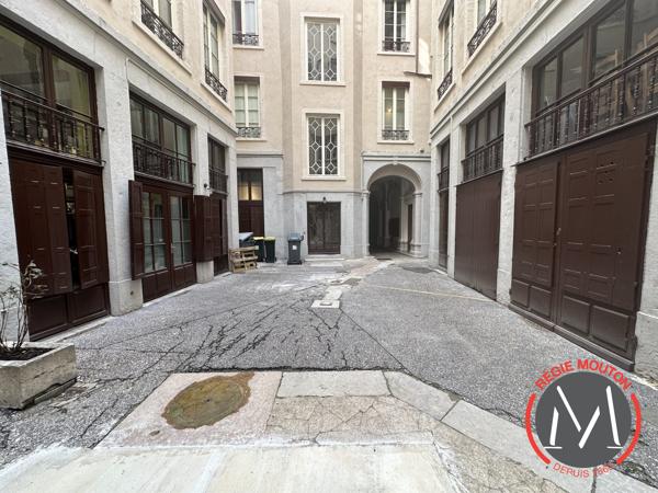 16 RUE AUGUSTE COMTE