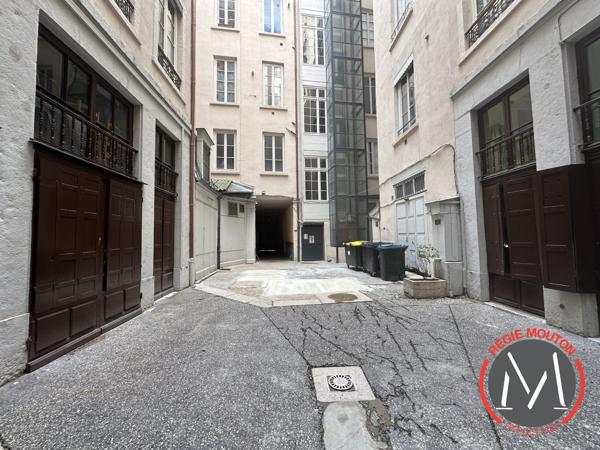 16 RUE AUGUSTE COMTE