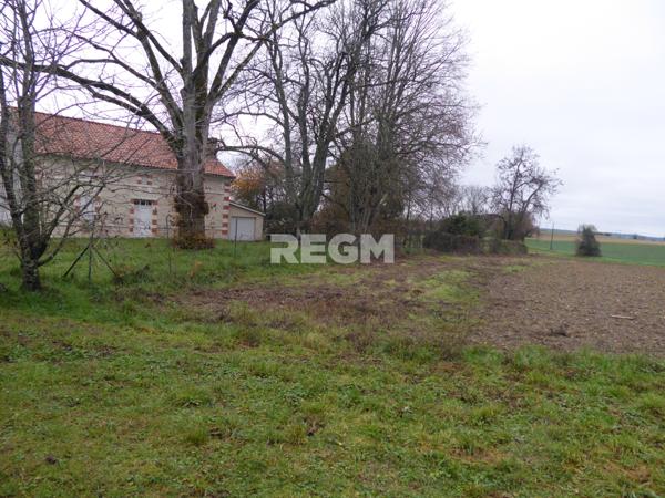 Les Essards (16210) Belle ferme comprenant maison habitable de suite, nombreuses dépendances et 170000 m² de terres, soit 17 hecta