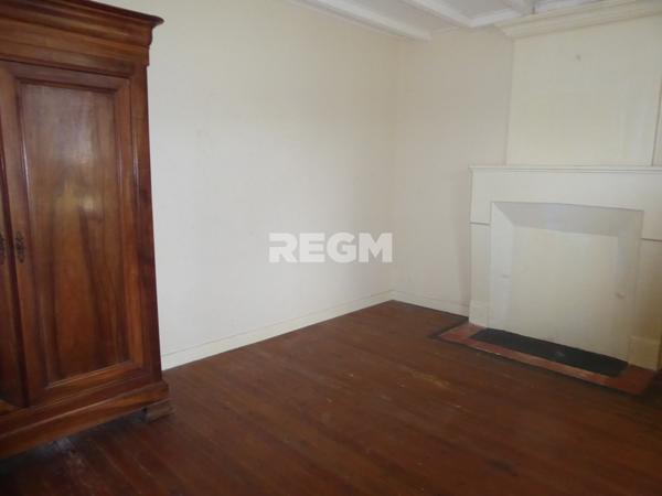 Les Essards (16210) Belle ferme comprenant maison habitable de suite, nombreuses dépendances et 170000 m² de terres, soit 17 hecta