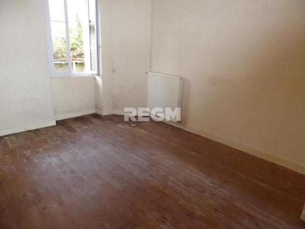 Les Essards (16210) Belle ferme comprenant maison habitable de suite, nombreuses dépendances et 170000 m² de terres, soit 17 hecta