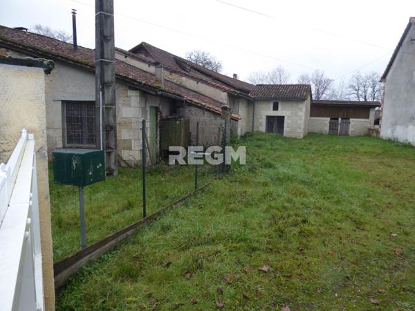 Les Essards (16210) Belle ferme comprenant maison habitable de suite, nombreuses dépendances et 170000 m² de terres, soit 17 hecta