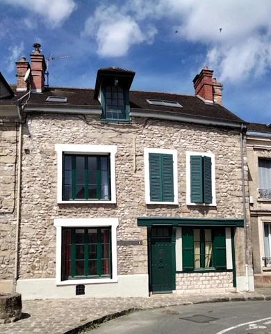 Vente                                                      Maison de ville
                        
                     7 pièces                      225 m2                     à Moret-Loing-Et-Orvanne