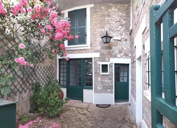 Vente                                                      Maison de ville
                        
                     7 pièces                      225 m2                     à Moret-Loing-Et-Orvanne