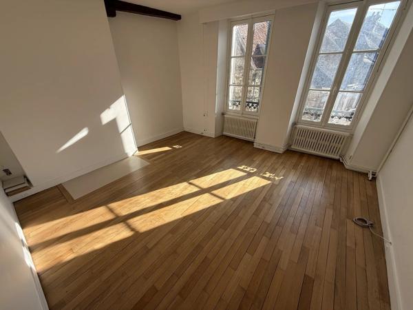 Vente                                                      Maison de ville
                        
                     7 pièces                      225 m2                     à Moret-Loing-Et-Orvanne