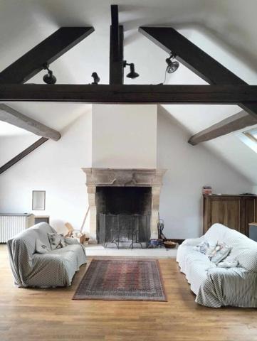 Vente                                                      Maison de ville
                        
                     7 pièces                      225 m2                     à Moret-Loing-Et-Orvanne