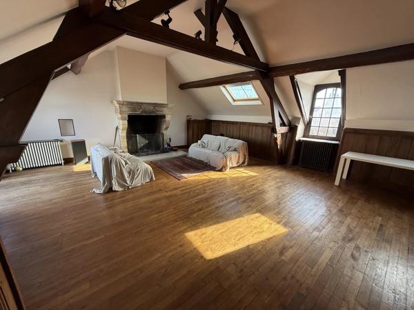 Vente                                                      Maison de ville
                        
                     7 pièces                      225 m2                     à Moret-Loing-Et-Orvanne
