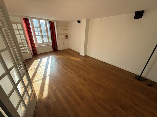 Vente                                                      Maison de ville
                        
                     7 pièces                      225 m2                     à Moret-Loing-Et-Orvanne