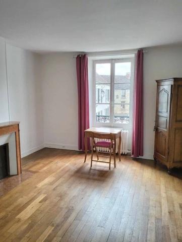 Vente                                                      Maison de ville
                        
                     7 pièces                      225 m2                     à Moret-Loing-Et-Orvanne