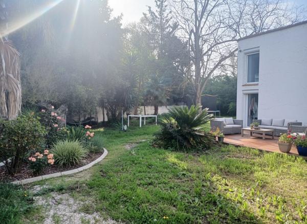 Belle propriété de plain-pied avec piscine et Spa