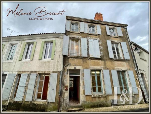 Cœur de ville de Marans, immeuble à rénover au potentiel garanti