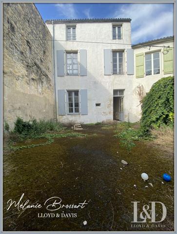 Cœur de ville de Marans, immeuble à rénover au potentiel garanti