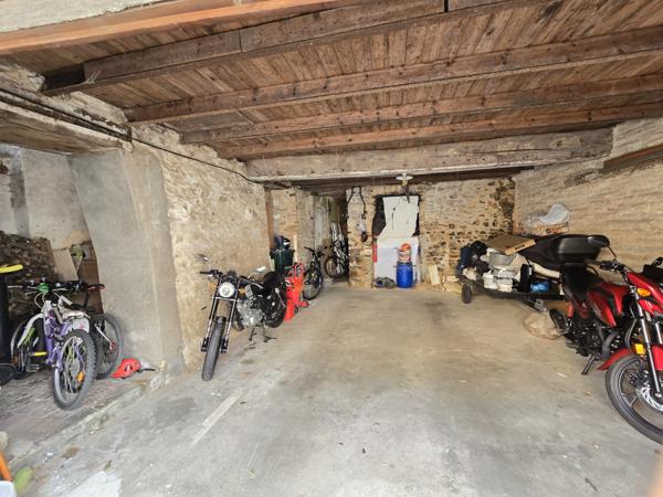 Grand garage de 145 m²