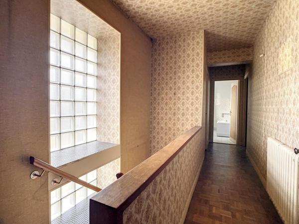 Gouvieux centre - Ensemble composé d'une maison et de dépendances à fort potentiel