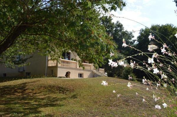 Maison familiale à vendre avec studio indépendant et dépendances à Prigonrieux (24130)