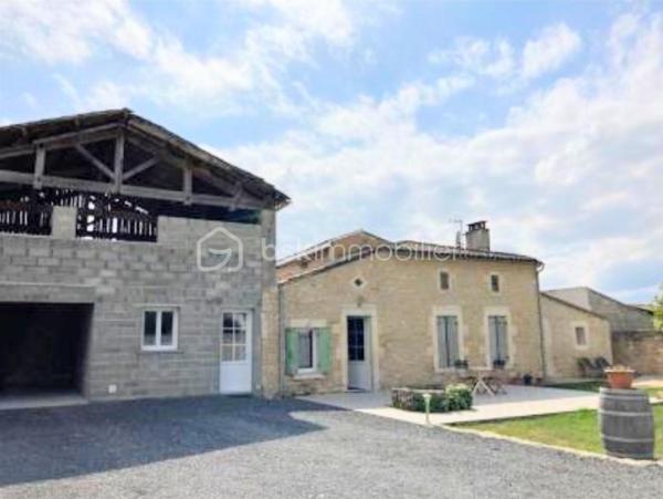 Prestations uniques et volumes d'exception à Saint-Ciers-sur-Gironde

Un cadre de vie privilégié et connecté
- Une adresse idéale : située chemin Roger Rouillard, la propriété bénéficie d’un environnement calme et préservé, sans aucun vis-à-vis.
- Le compromis parfait : le calme de la campagne à moins de trois kilomètres du centre-ville, des commerces, des écoles et des commodités professionnelles.
- Une situation stratégique : à proximité immédiate des paysages de l'estuaire de la Gironde, et à seulement quinze minutes de l'accès à l'autoroute A10 pour rejoindre facilement Bordeaux ou Royan.

Le charme de la pierre et le confort moderne
- Des volumes spectaculaires : un ensemble immobilier de 368 mètres carrés bâtis sur une parcelle close de 830 mètres carrés.
- Une pièce de vie magistrale : un espace de près de 70 mètres carrés sous plafond cathédrale, baigné de lumière, réchauffé par un insert à bois performant et complété par une cuisine aménagée.
- L'espace nuit idéal : la maison dispose de six chambres spacieuses, dont trois sont situées de plain-pied. L'une d'elles bénéficie d'une grande mezzanine optimisée pour les rangements, complétée par une suite parentale.
- Le confort au quotidien : une rénovation de grande qualité incluant du double vitrage complet, un chauffage mixte efficace et une vaste buanderie pour l'intendance de la maison.

Extérieurs modulables et fort potentiel
- Deux espaces extérieurs distincts : à l'avant, un jardin avec terrasse et préau pour accueillir vos proches ; à l'arrière, un second jardin intimiste propice à la détente.
- Dépendances généreuses : plus de 90 mètres carrés d'annexes comprenant un garage, des espaces de stockage ou de bricolage, ainsi que 40 mètres carrés supplémentaires encore aménageables.
- Un potentiel de rendement ou d'accueil : une partie de la maison peut être immédiatement isolée sans travaux pour créer un logement indépendant comprenant deux chambres, une salle d'eau et une kitchenette. Une configuration parfaite pour un projet de gîte ou pour recevoir en toute autonomie.

Une opportunité clé en main
- Aucun travaux à prévoir : la rénovation globale récente vous permet de vous installer immédiatement et de poser simplement vos meubles.
- Pour qui ? : cette propriété authentique et moderne convient parfaitement aux familles nombreuses, aux entrepreneurs ou aux investisseurs en quête d'espace.

Une visite s'impose pour apprécier pleinement la qualité des prestations et l'atmosphère unique de ce lieu. Contactez-nous pour organiser votre découverte.

-
