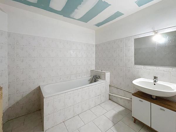 Située plein centre de Nouzonville quartier commerçant