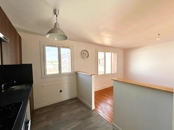Appartement à louer 3 pièces VILLEURBANNE - 53 m² – 2 chambres – Cuisine neuve – Parking collectif
