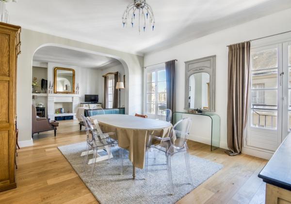 APPARTEMENT FAMILIAL ET LUMINEUX DANS UN BEL IMMEUBLE DE CARACTERE / 61124