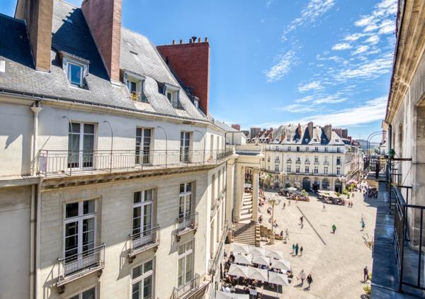 APPARTEMENT FAMILIAL ET LUMINEUX DANS UN BEL IMMEUBLE DE CARACTERE / 61124