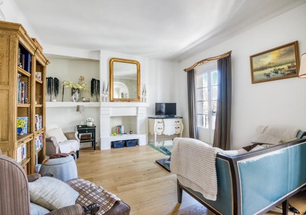 APPARTEMENT FAMILIAL ET LUMINEUX DANS UN BEL IMMEUBLE DE CARACTERE / 61124