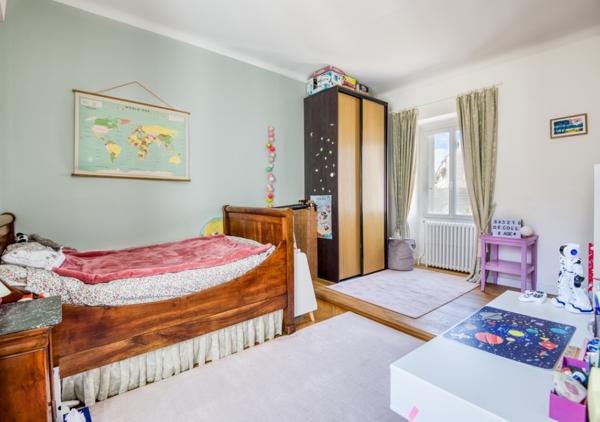 APPARTEMENT FAMILIAL ET LUMINEUX DANS UN BEL IMMEUBLE DE CARACTERE / 61124