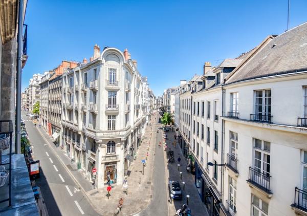 APPARTEMENT FAMILIAL ET LUMINEUX DANS UN BEL IMMEUBLE DE CARACTERE / 61124