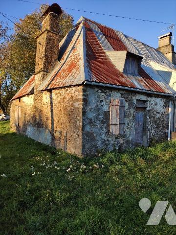 A vendre, entre PLEAUX et MAURIAC (Cantal), une maison traditionnelle auvergnate, mitoyenne sur...