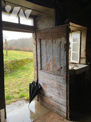 A vendre, entre PLEAUX et MAURIAC (Cantal), une maison traditionnelle auvergnate, mitoyenne sur...