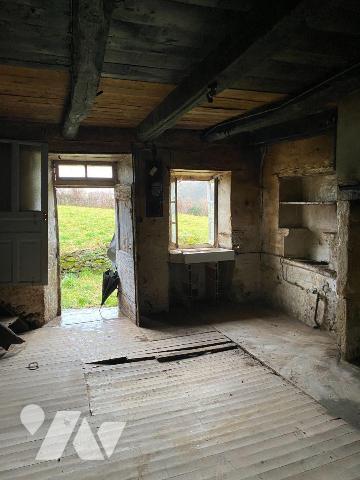A vendre, entre PLEAUX et MAURIAC (Cantal), une maison traditionnelle auvergnate, mitoyenne sur...