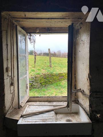 A vendre, entre PLEAUX et MAURIAC (Cantal), une maison traditionnelle auvergnate, mitoyenne sur...