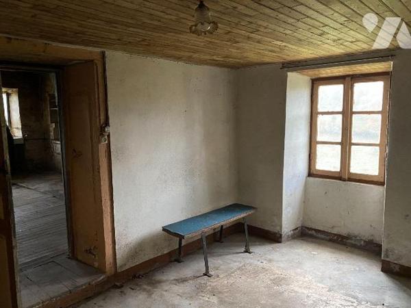 A vendre, entre PLEAUX et MAURIAC (Cantal), une maison traditionnelle auvergnate, mitoyenne sur...