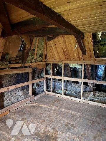 A vendre, entre PLEAUX et MAURIAC (Cantal), une maison traditionnelle auvergnate, mitoyenne sur...