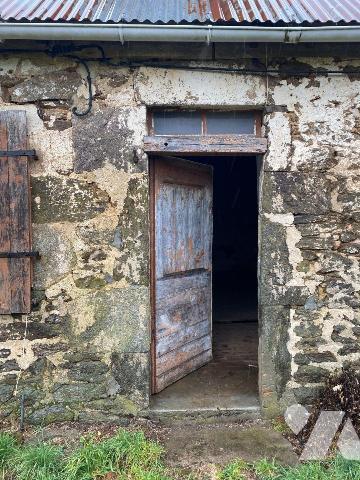 A vendre, entre PLEAUX et MAURIAC (Cantal), une maison traditionnelle auvergnate, mitoyenne sur...