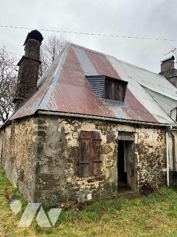 A vendre, entre PLEAUX et MAURIAC (Cantal), une maison traditionnelle auvergnate, mitoyenne sur...