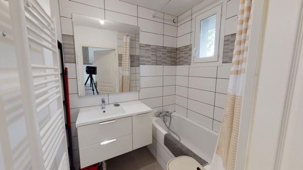 chambre avec douche privative dans Maison Poitiers 4 pièces en colocation