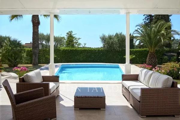 Villa avec piscine à quelques pas du village de Valbonne