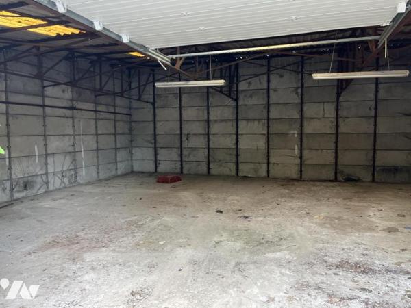 2 GRANDS GARAGES ou ENTREPOTS, l'un de 90m2 libre, l'autre même surface occupé pour un loyer de 519€