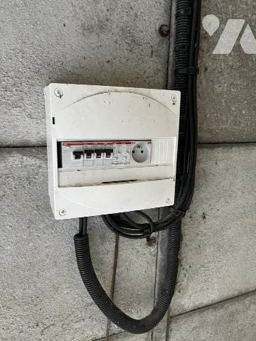 2 GRANDS GARAGES ou ENTREPOTS, l'un de 90m2 libre, l'autre même surface occupé pour un loyer de 519€