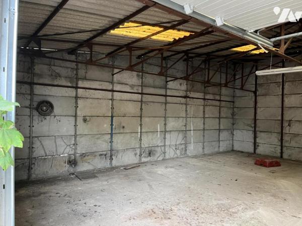 2 GRANDS GARAGES ou ENTREPOTS, l'un de 90m2 libre, l'autre même surface occupé pour un loyer de 519€
